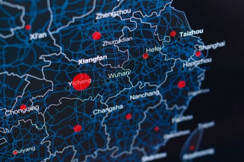 本人在重庆，起诉上海的公司要请上海的律师吗?